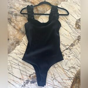 ALYA (Francesca’s) Sweetheart Neckline, Riffled Strap Bodysuit, Large, Black 🖤